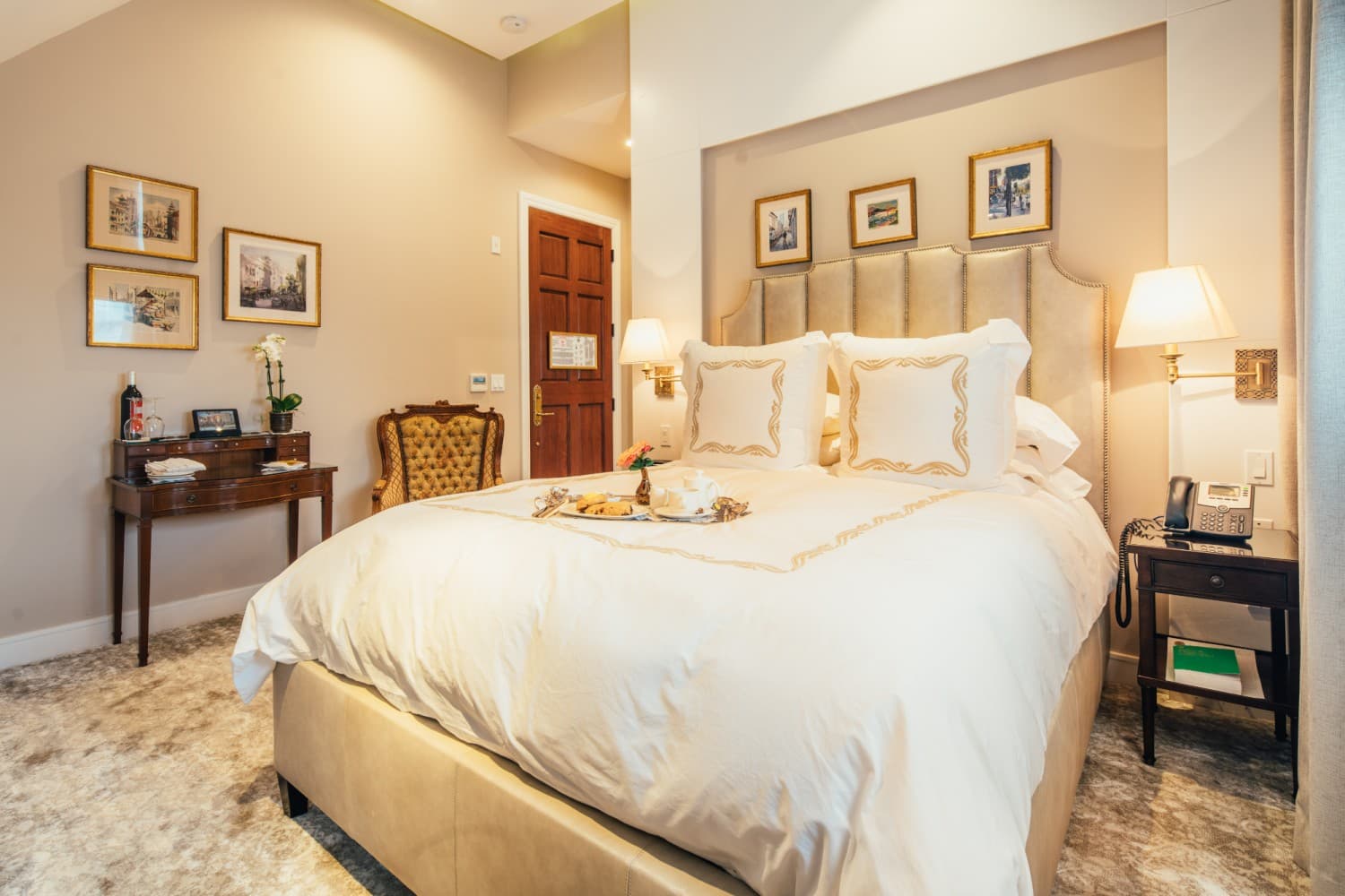 Deluxe Double Room — photograph 2