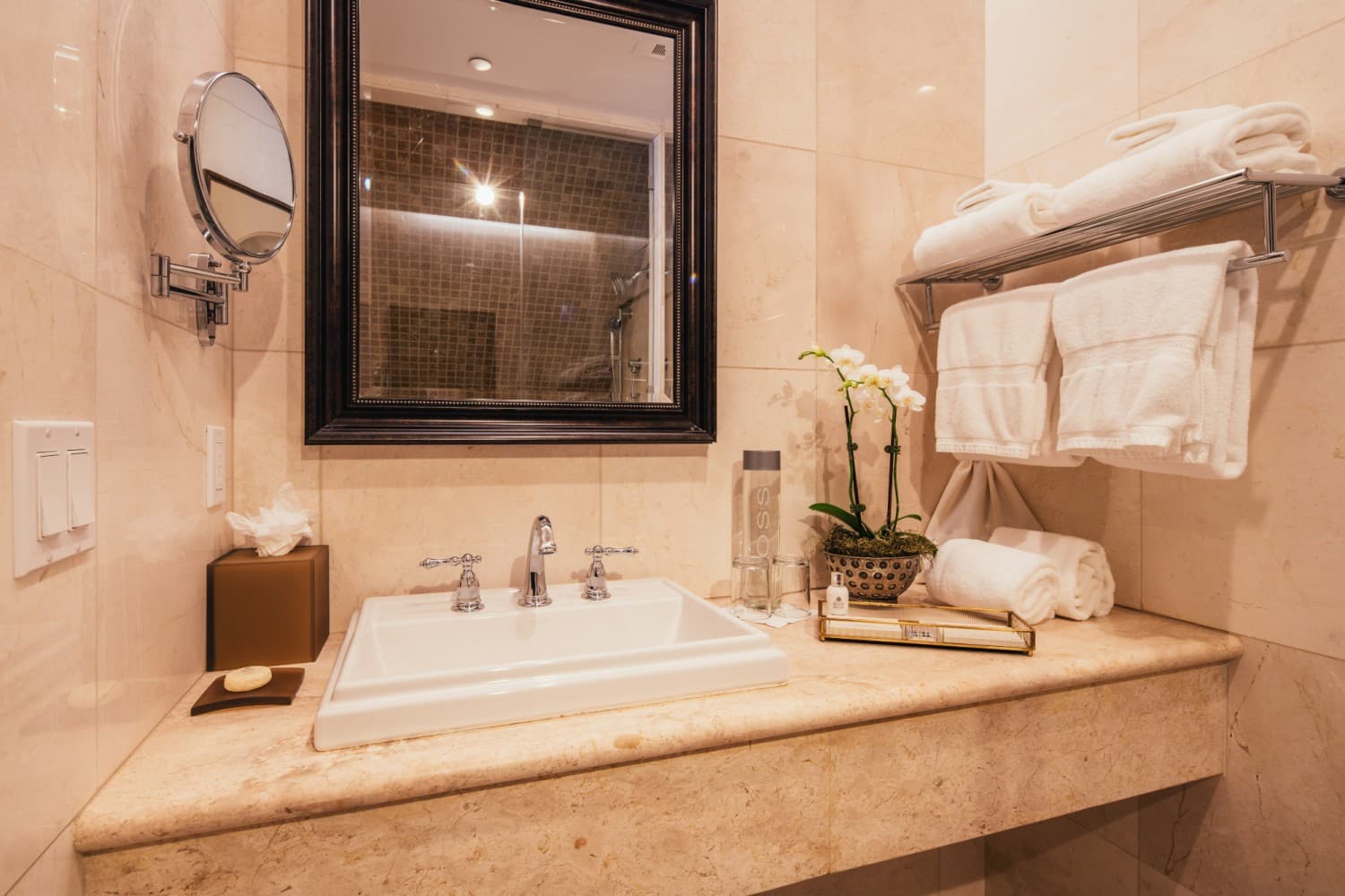Deluxe King Room — photograph 4 of 6