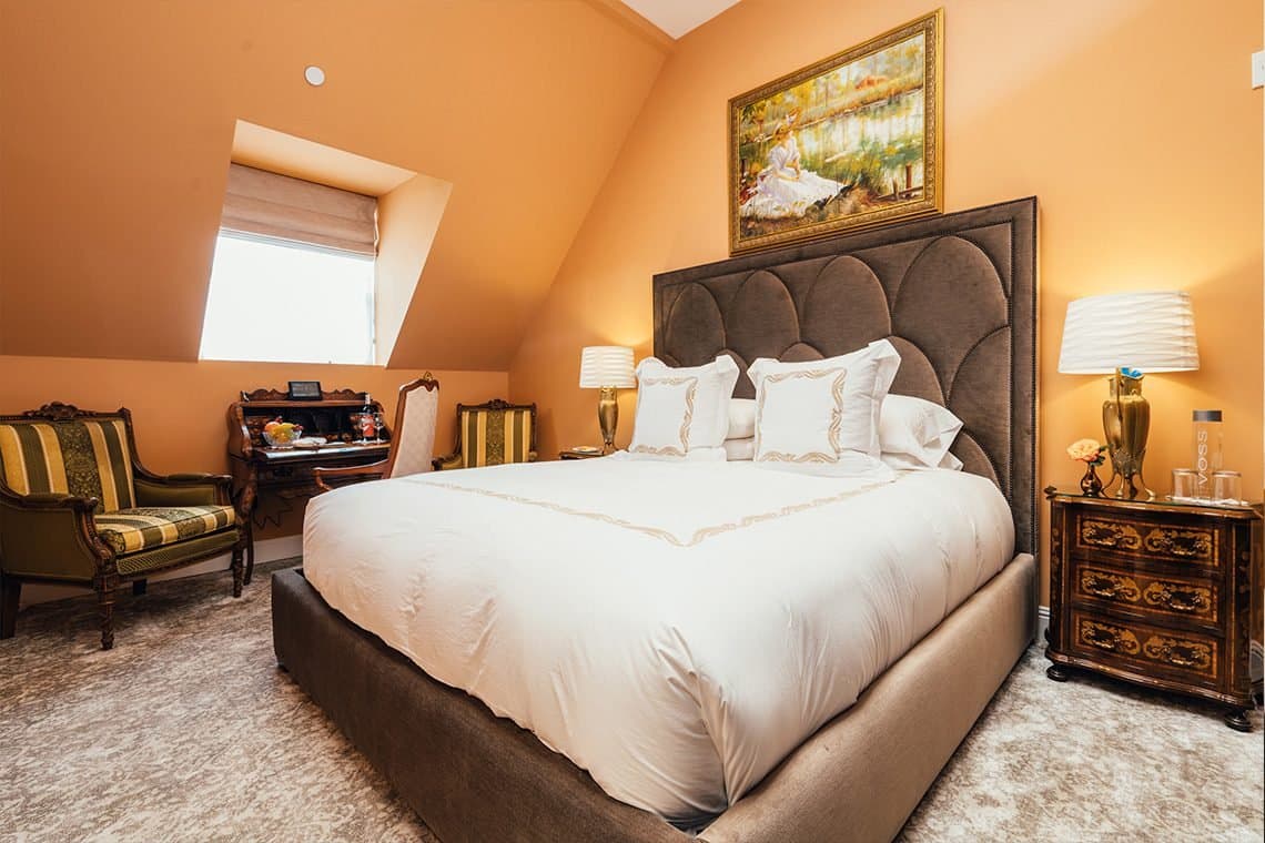 Deluxe King Room 2 — room 10